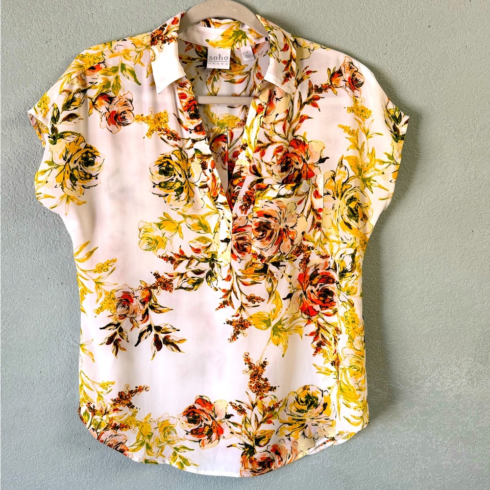 Soho New York& Company Jeans floral top. Wear only once.